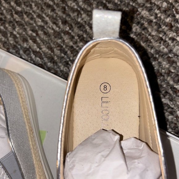 Womans  Lili Collection slip-on sneakers size 8 NIB - Picture 6 of 10